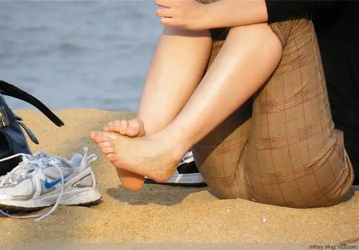 让海沙轻轻抚摸平时深藏不露的脚丫 - 全身作品/裸足大本营 - 大中华
