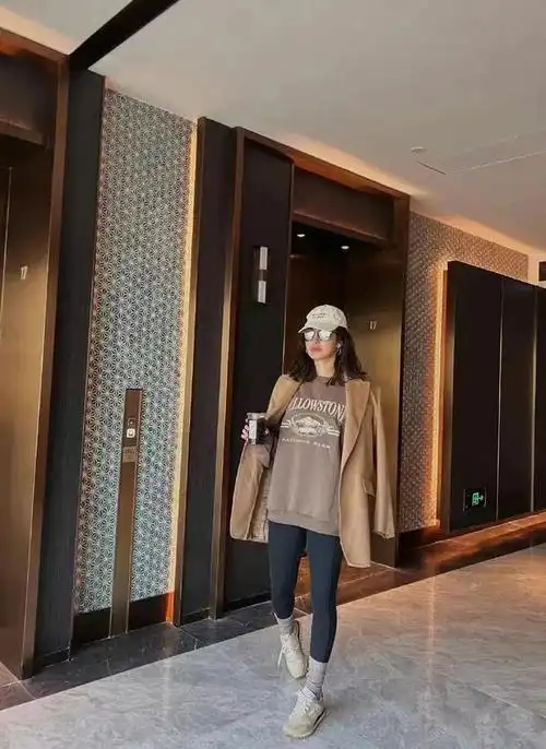 走近会穿衣,懂自律的杨采钰|内搭|西装|皮裤|少女风|身材比例|碎花