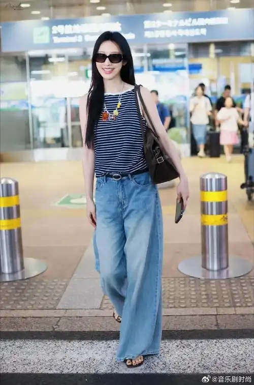 张俪 身高170 cm,机场出行,条纹背心搭配阔腿牛仔长裤