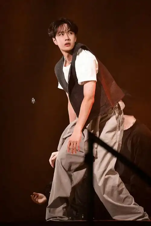 王一博惊叹号舞台好热烈