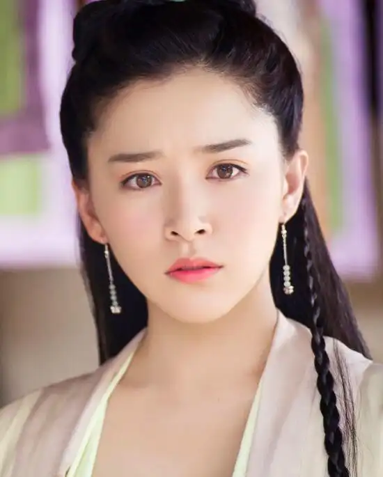 阚清子曾自爆自己的家庭,阚清子这个阚字就是跟妈妈姓,在13岁时候,她