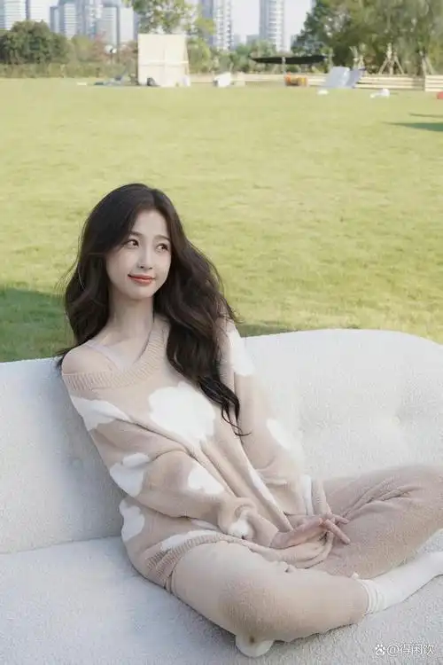 虞书欣作为近年来备受关注的演艺圈新贵,凭借出色的演技和清新的气质