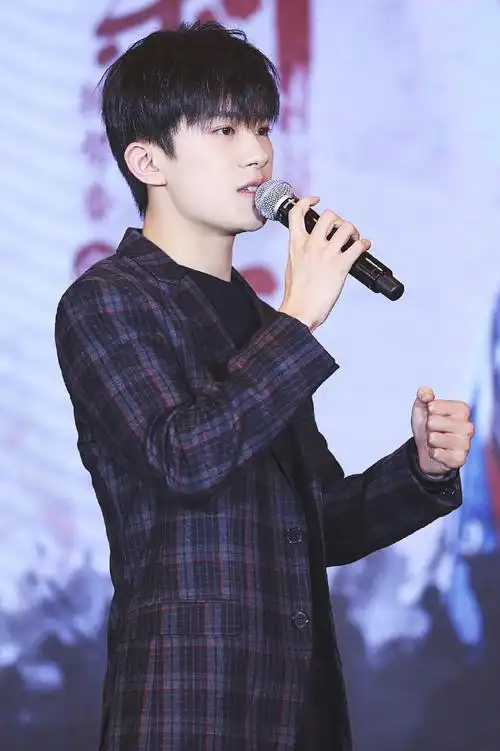 易烊千玺格子西装帅气时尚图片