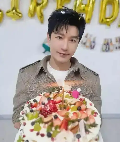 黄晓明46岁生日庆祝温馨家庭合照甜蜜相曝光