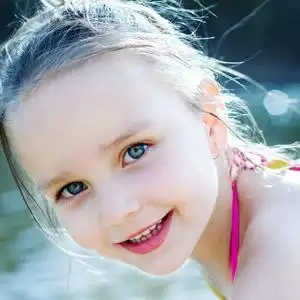 爱笑泳装萝莉头像