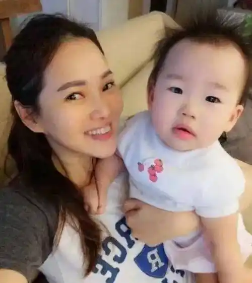 伊能静被调侃是否还会生三胎时,秦昊机智的回答_米粒_孩子_父亲