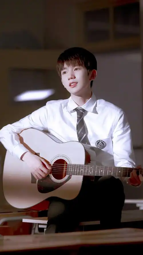 考古王源穿校服合集想起那句是心动呀糟糕眼神躲不掉