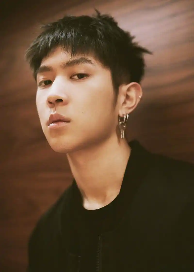 马伯骞清爽短发造型亮相活动,阳光笑容尽显青春活力,身着剪裁精致的纯