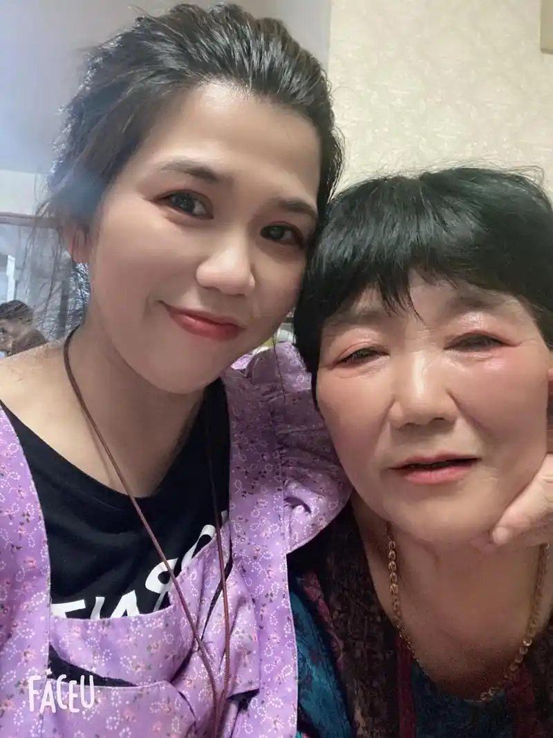 和最爱的老妈来个合影96你 养我长大,我陪你变老,愿时光温柔 - 抖音