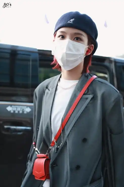 陆柯燃染红发#陆柯燃机场饭拍,染了红发,新发色好绝!