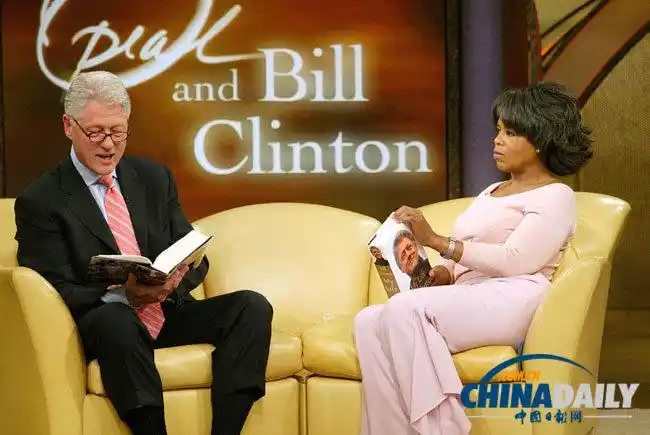 2004年6月22日,奥普拉-温弗瑞采访与美国前总统比尔-克林顿.