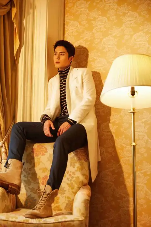 相关标签韩东君宫廷复古风大片写真上一图集:罗云熙时尚帅气封面大片