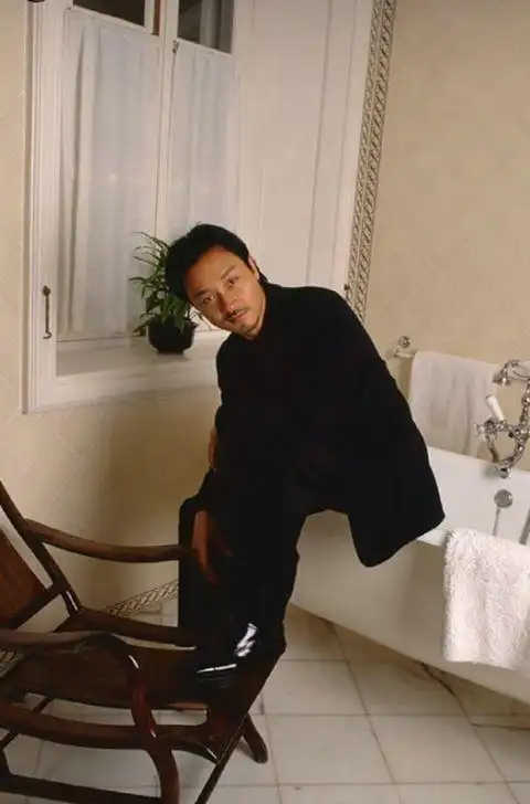 张国荣未公开旧照罕见曝光对着镜头灿笑清秀俊逸