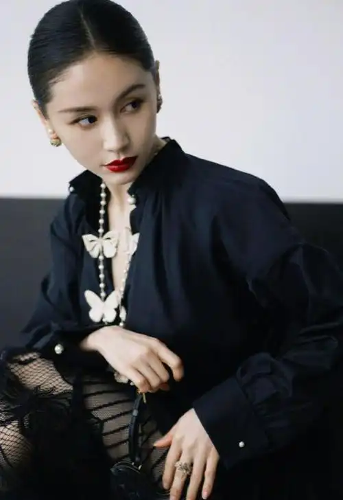 王子文亮相北京时尚活动,深色裙装展现完美身材比例