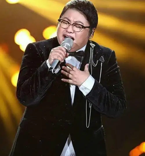 另类校花韩红,当看到她十八岁照片时,网友感叹:岁月真是把刀