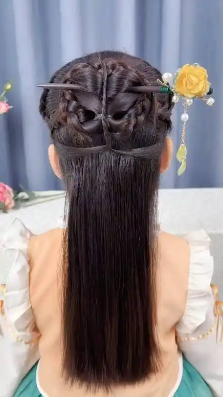 公主们,年不过完,发型不断,快来学这款氛围感满满的古风发型!