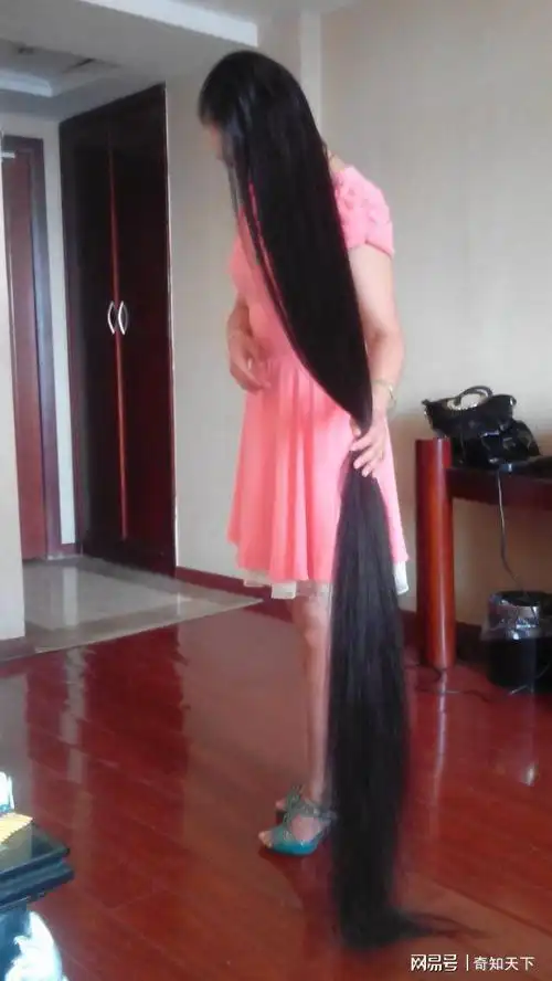 世界上头发最长的人第一名竟然达到了167米长