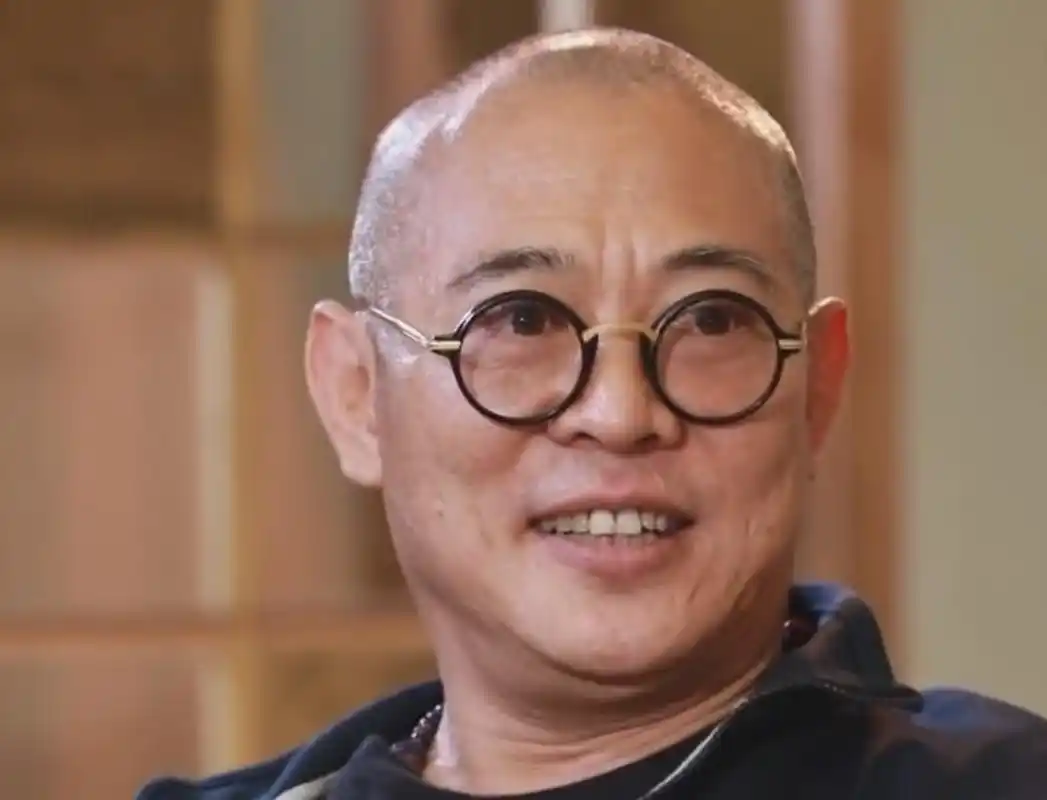 55岁李连杰近照,爱说爱笑状态不错,洒脱可爱十足"老顽童"!