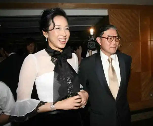 霍启刚获颁院士荣衔朱玲玲霍震霆离婚19年罕见同框郭晶晶缺席