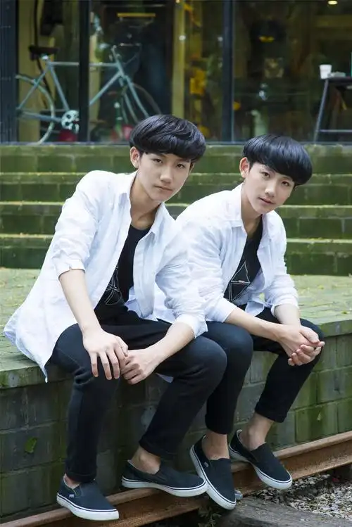 双胞胎小哥青涩写真   变身安静美少年