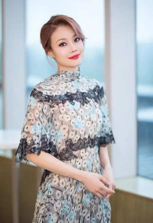 p>容祖儿(joey yung),1980年6月16日出生于中国香港,华语流行乐女歌手