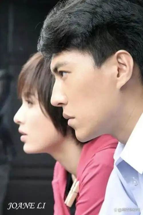 李佳因为自己有婚史而感到自卑,所以她选择了主动疏远靳东