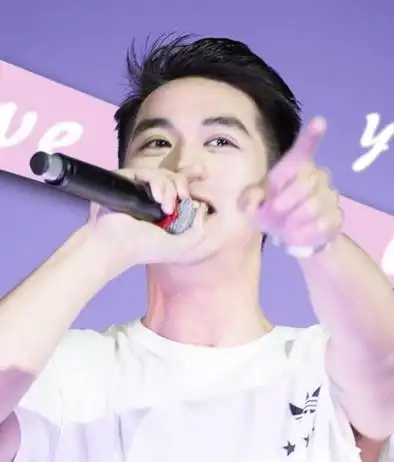 高中时就读于上海戏剧学院附属高级中学,曾与好友组建eggache乐队