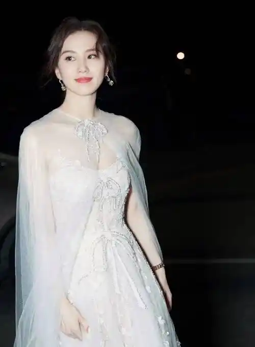 刘诗诗气质绽放,清新白裙彰显身材曼妙,犹如仙境飘渺