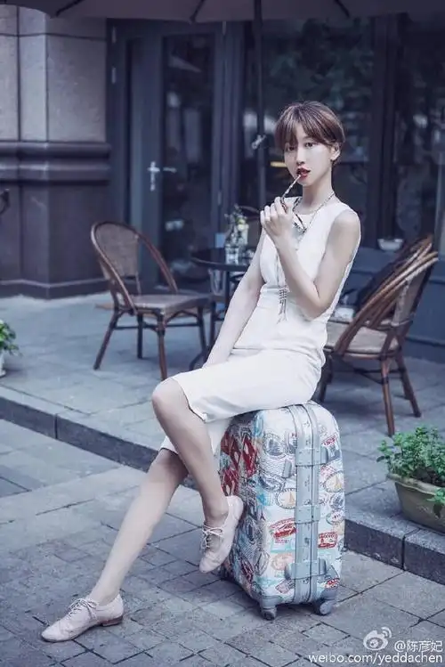 哈哈,演员陈彦妃昨天街拍用的箱子就是我做的～别问我为啥这么肯定!