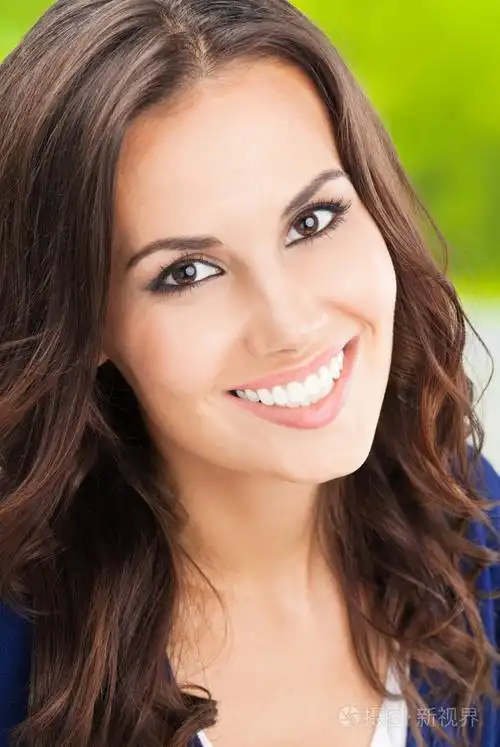 幸福微笑的年轻女子,户外照片-正版商用图片1dqoka-摄图新视界