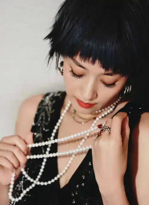 马伊琍戴珍珠项链复古知性 短发造型率性低调优雅