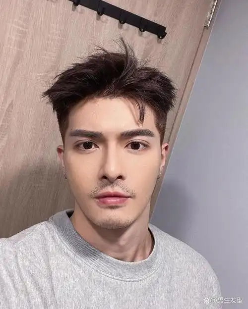 男生剪"露额"发型阳光帅气,这三款发型可以试试