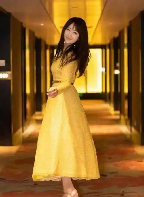 52岁杨钰莹还能怀孕,穿绿色丝绸裙小腹兜不住,走路要3人搀扶_时尚