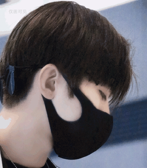 蔡徐坤拉下黑色口罩的一瞬间,抵挡不住帅哥美貌,还有小葵可爱的嘟嘟唇