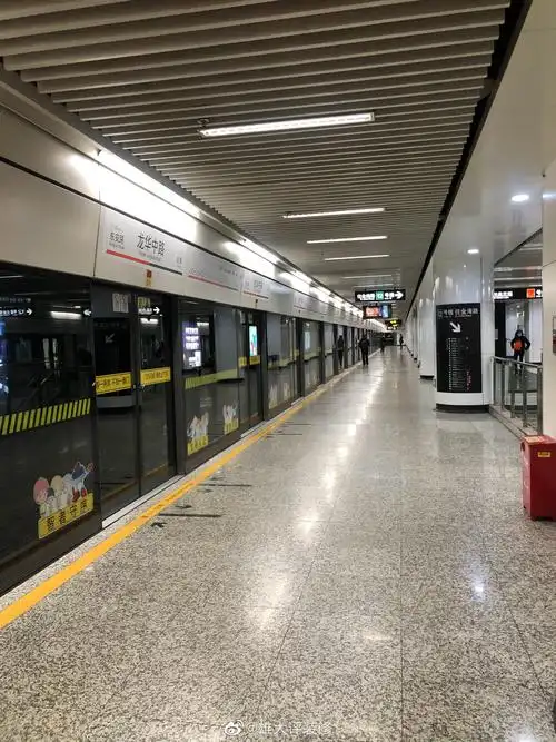 不开车,坐地铁看看,人不多.