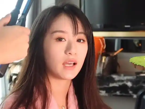 袁冰妍公开化妆过程,离开精修和美颜,皮肤黯淡发际线过于抢镜