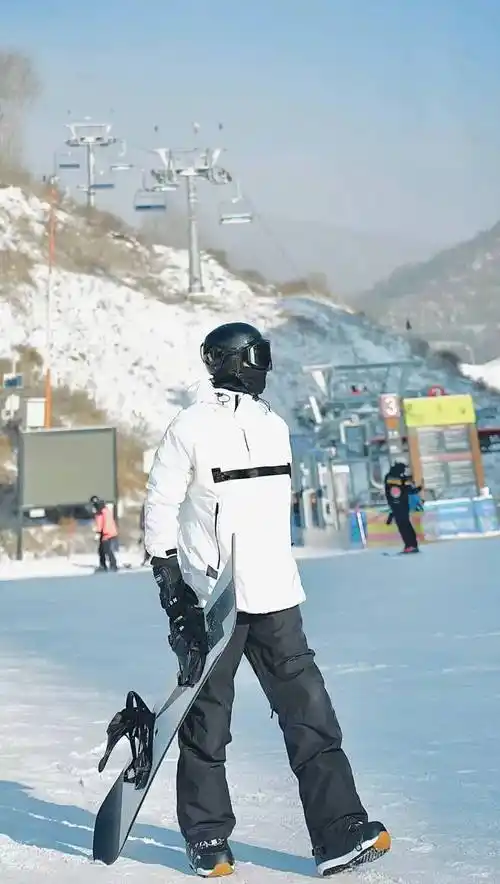 李易峰寺庙祈福照曝光:黑袄中分显驼背,退圈后状态引