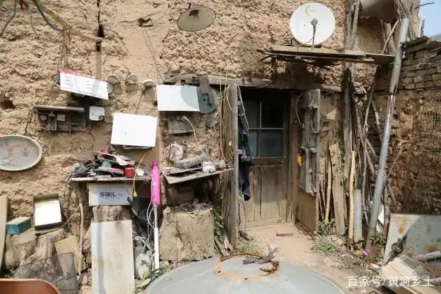 66岁老汉独身40年成了破烂王,家里啥宝贝都有,看他咋烧水照明