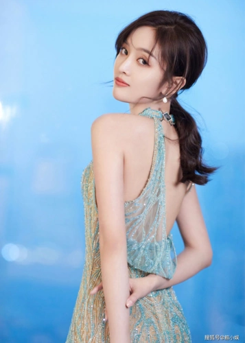 吴宣仪盛典红毯上一身透视鱼尾长裙性感迷人!