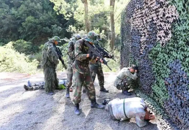 回顾19岁武警战士张豪为抓捕歹徒身中13弹他享受什么待遇