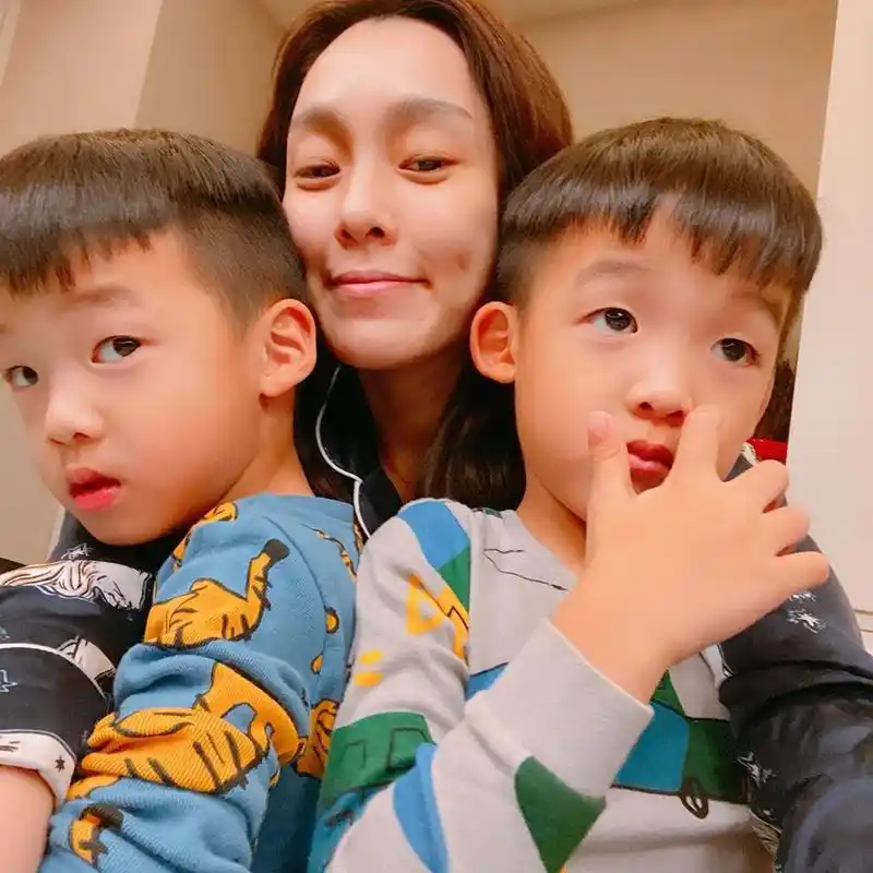 范玮琪晒与儿子合照 飞飞翔翔呆萌可爱极像陈建州