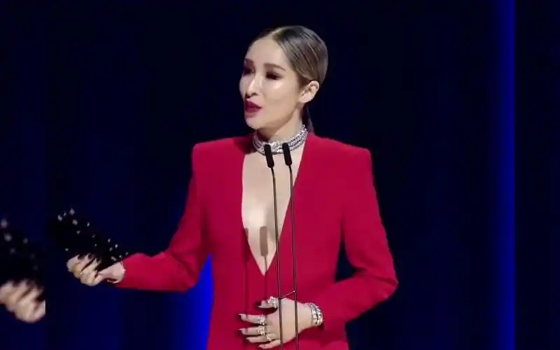 萧亚轩出席金曲奖颁奖 并透露在为演唱会做准备