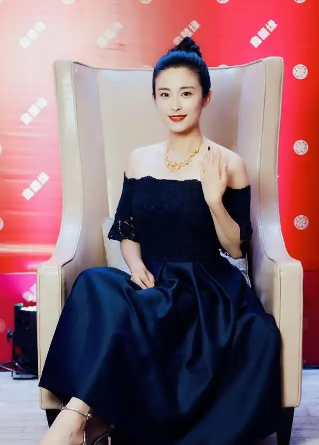 徐百卉,《大好时光》胡歌初恋女友姗姗,穿搭恬静优雅,温婉气质