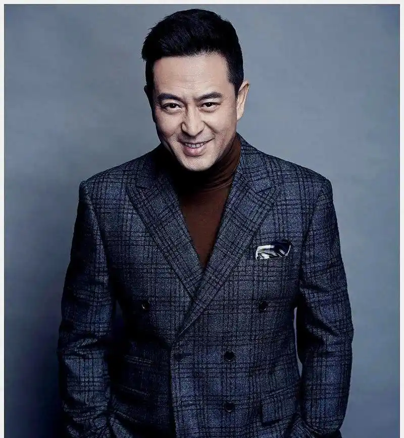 张嘉译与杜珺的婚姻故事:坚持与成长 张嘉译,一个深受观众喜爱的演员