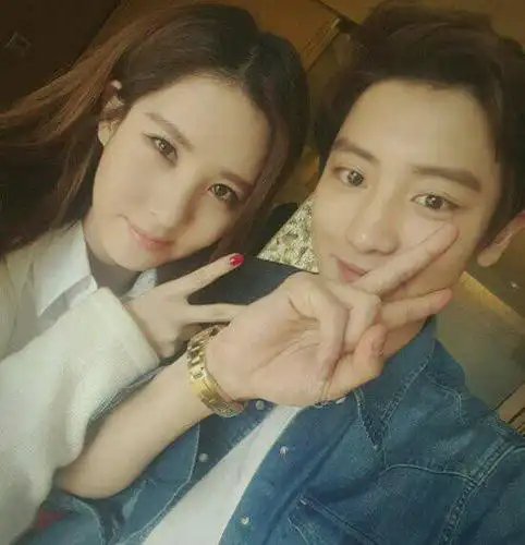 灿烈和这位图片的女孩什么关系?