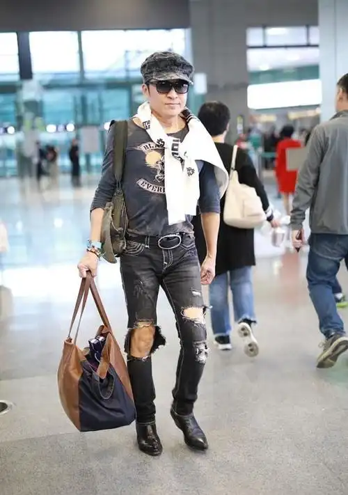 59岁马景涛身材好壮穿牛仔装隐约显出一身腱子肉真有男人味