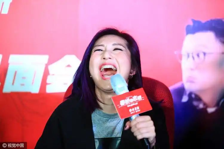 杨千嬅咧嘴大笑变身行走的表情包