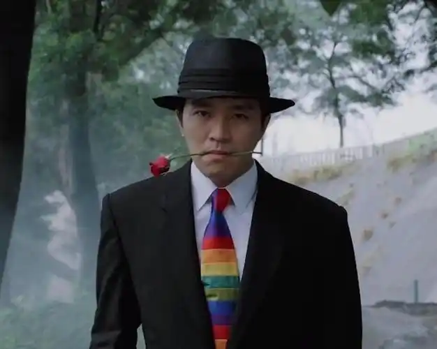 周星驰罕见出席红毯穿西装满头白发帅气依旧英姿飒爽不输当年