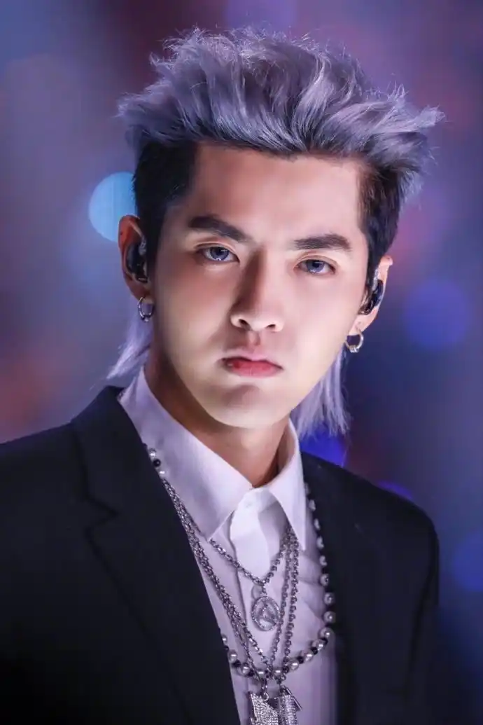 吴亦凡银白色头发帅气十足,赵丽颖白衣长裙甜美动人,二人深情对唱