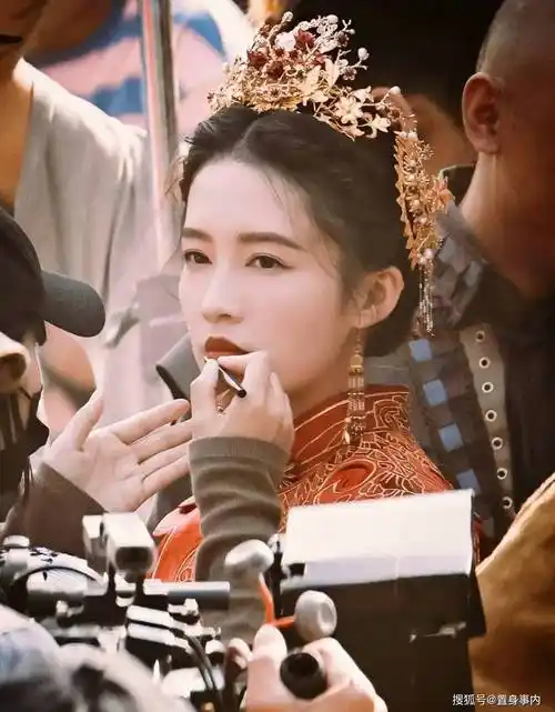 脸上写着"想红",偏立"人淡如菊"的人设,32岁的李沁醒醒吧_肖战_演技